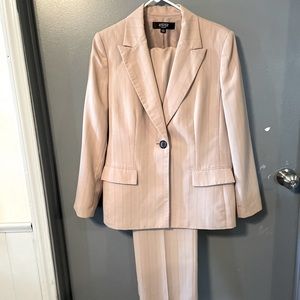 Kasper Classics Pant Suit Creme with stripe size 14